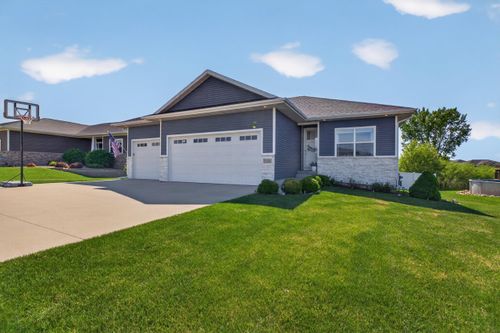 2124 Donald Dr, Cedar Falls, IA, 50613-7036 | Card Image