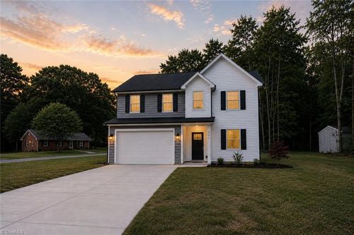 4147 2nd St Ne, Hickory, NC, 28601-9010 | Card Image