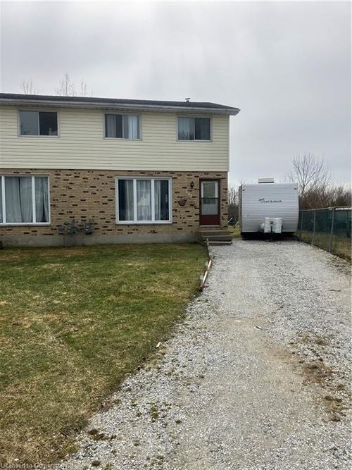 562 Short St, Petrolia, ON, N0N1R0 | Card Image