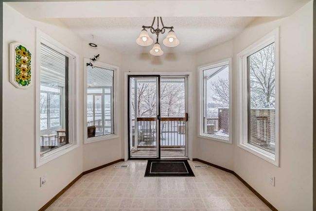 240 Deer River Place Se, Home with 4 bedrooms, 3 bathrooms and 4 parking in Calgary AB | Image 11