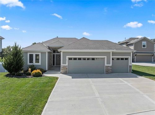 4712 Redwood St, Leavenworth, KS, 66048-5524 | Card Image