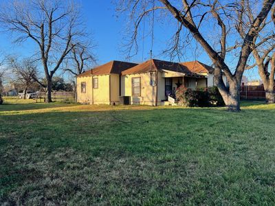 408 E Central Ave, House other with 2 bedrooms, 1 bathrooms and null parking in Comanche TX | Image 2