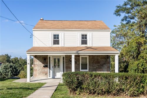 211 Roberts St, West Mifflin, PA, 15122-1748 | Card Image