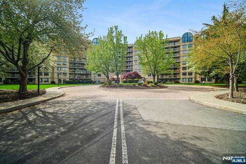 10 Smith Manor Blvd, West Orange, NJ, 07052-4223 | Card Image