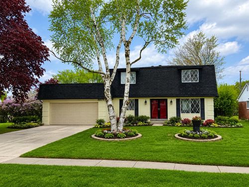 18175 Rainbow Dr, Lathrup Village, MI, 48076-4517 | Card Image