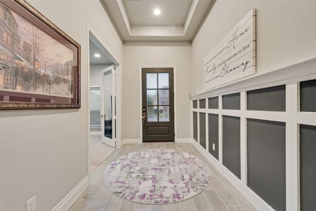 Entry with accent wall | Image 4