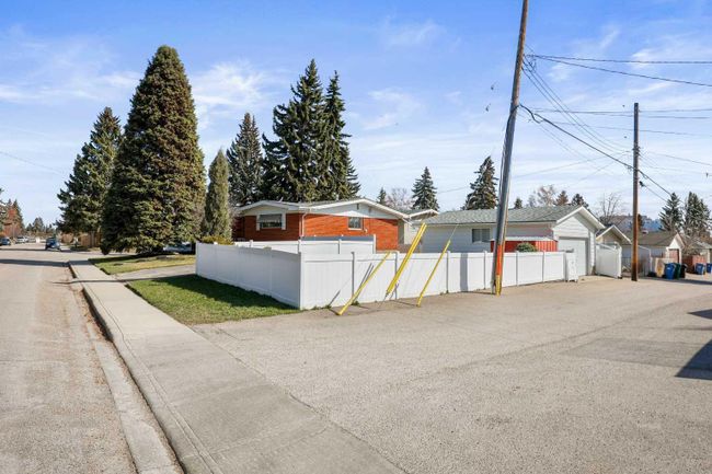 10404 8 Street Sw, Home with 3 bedrooms, 2 bathrooms and 6 parking in Calgary AB | Image 11