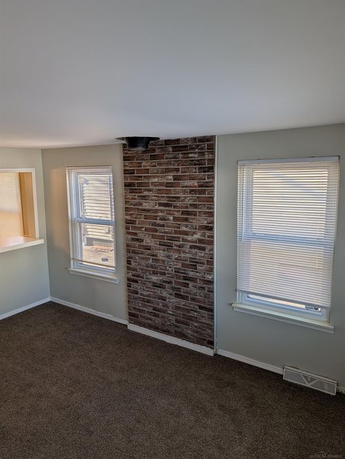 31 W Kalama Ave, Madison Heights, MI, 48071-3947 | Card Image