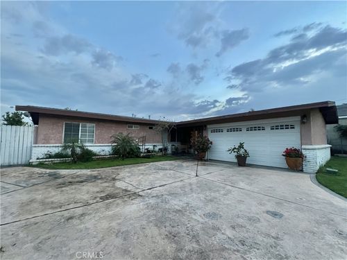 527 E King St, Rialto, CA, 92376 | Card Image