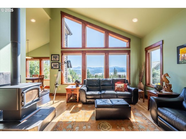 Living Room-Vaulted Ceilings | Image 10