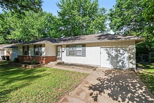 9318 Palmer Ave, Kansas City, MO, 64138-4233 | Card Image