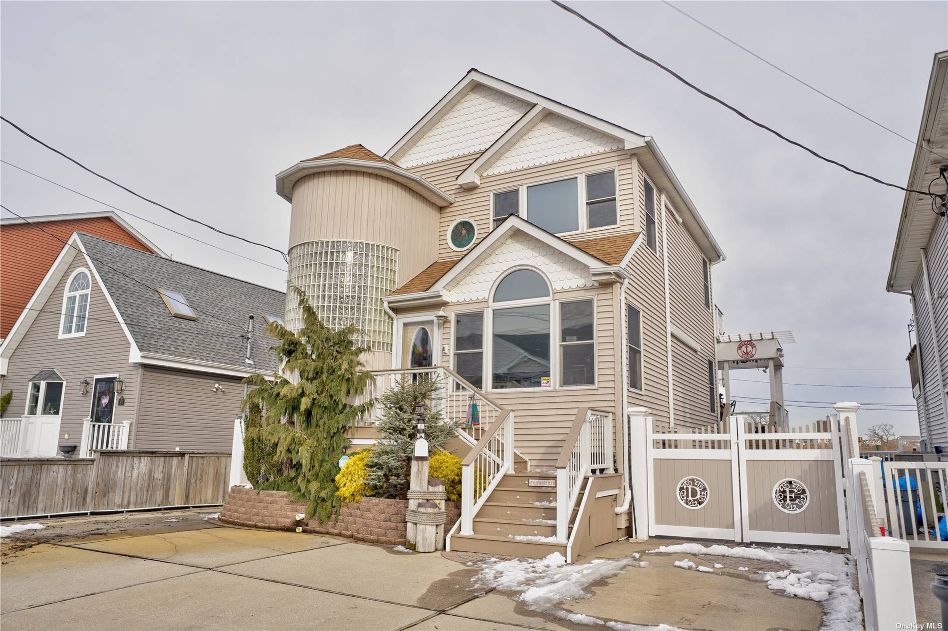 Pacific St, Lindenhurst, NY 11757