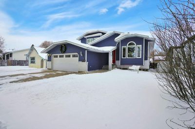 5476 51 Ave, House detached with 4 bedrooms, 3 bathrooms and 6 parking in Lacombe AB | Image 2