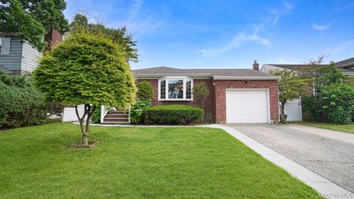 54 E Maujer St, Valley Stream, NY, 11580-4324 | Card Image