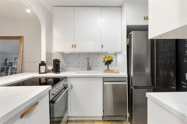 APT-1638 - 2899 Collins Ave, Condo with 1 bedrooms, 1 bathrooms and null parking in Miami Beach FL | Image 8