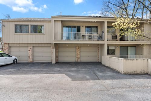 apt-300-3925 Lone Pine Rd, West Bloomfield, MI, 48323-2945 | Card Image