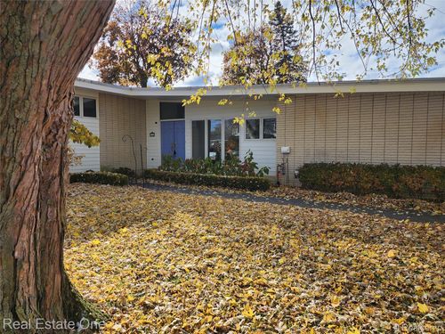 6660 Woodbank Dr, Bloomfield Hills, MI, 48301-3037 | Card Image