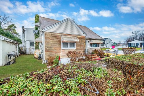 3 Poplar Rd, Amityville, NY, 11701-1016 | Card Image