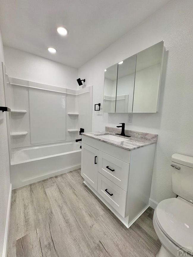 Main Level Master Bathroom | Image 23