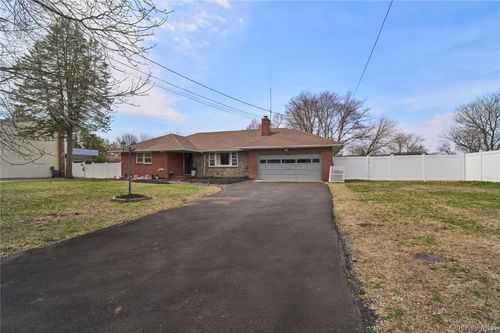 42 Peary St, West Babylon, NY, 11704-1424 | Card Image