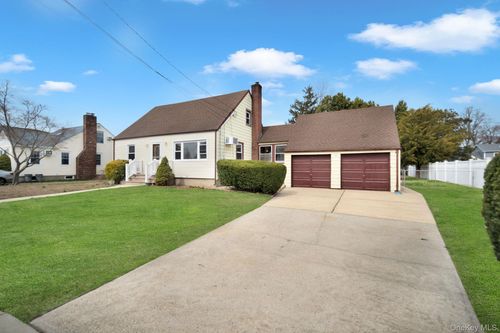 77 Spencer St, Farmingdale, NY, 11735-2320 | Card Image