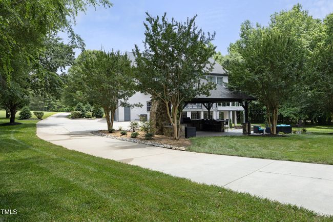 08DrivewayInBack | Image 9
