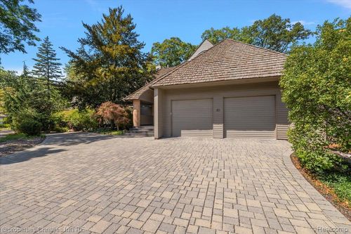 40 Scenic Oaks Dr N, Bloomfield Hills, MI, 48304-2224 | Card Image