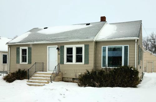 910 11th St, International Falls, MN, 56649-2821 | Card Image