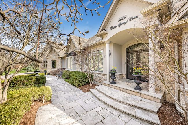 5029 Cedar Springs Crt, House other with 3 bedrooms, 3 bathrooms and 12 parking in Burlington ON | Image 4