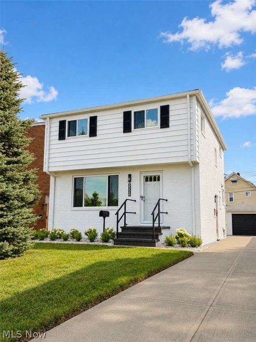 3326 Marioncliff Dr, Parma, OH, 44134-3462 | Card Image