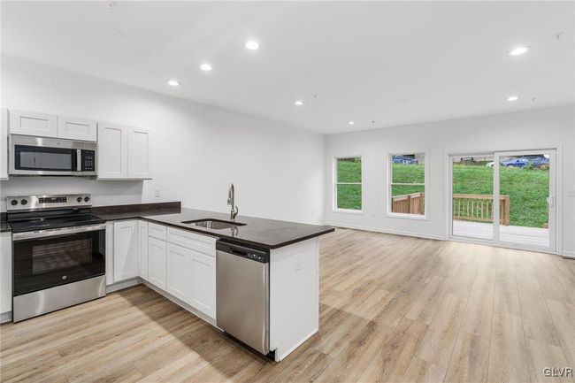 Model photos of townhomes. | Image 11