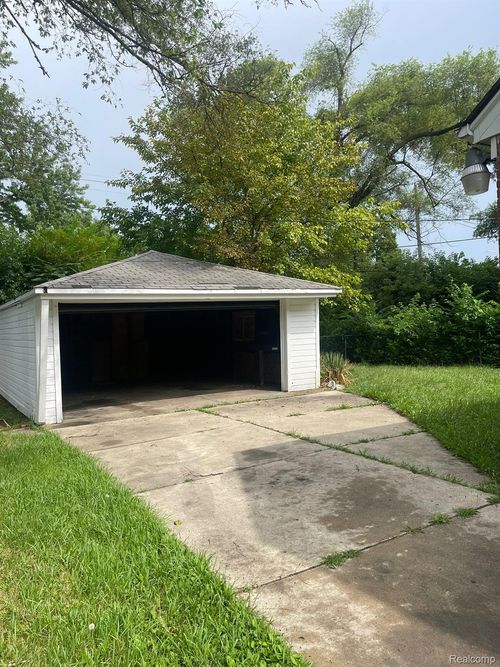 18494 Ashton Ave, Detroit, MI, 48219-2956 | Card Image
