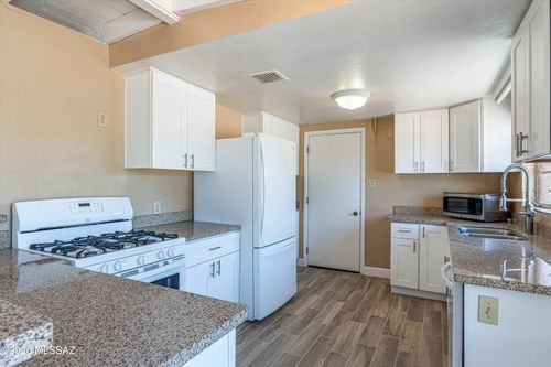 2520 E Helen Street, Tucson, AZ, 85716 | Card Image