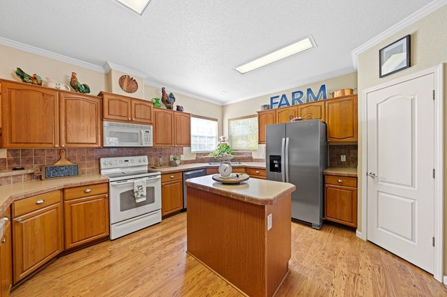 kitchen island | Image 16