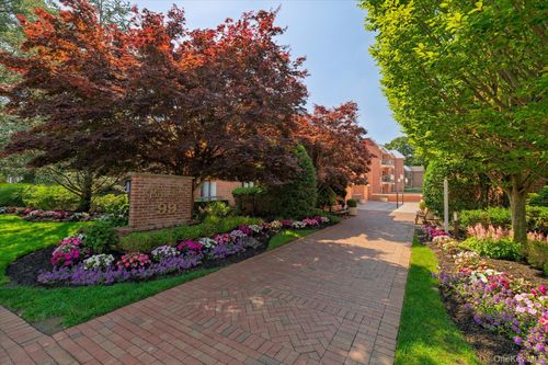 212-99 S Park Ave, Rockville Centre, NY, 11570-6154 | Card Image