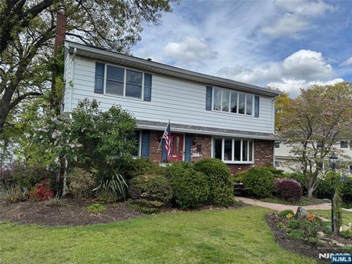 17 Malden Ct, Bergenfield, NJ, 07621-3613 | Card Image