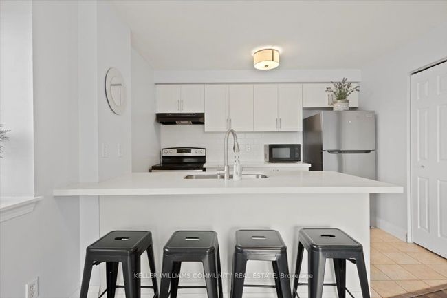 301 - 91 Aspen Springs Dr, Condo with 2 bedrooms, 1 bathrooms and 1 parking in Clarington ON | Image 8