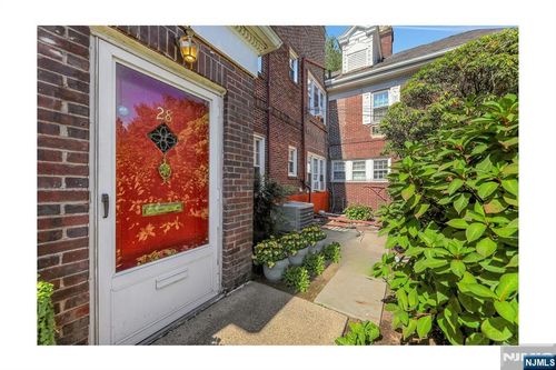 927 Commonwealth Dr, Teaneck, NJ, 07666-5528 | Card Image