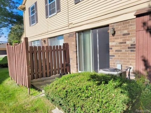 34231 Garfield Cir, Fraser, MI, 48026-4003 | Card Image