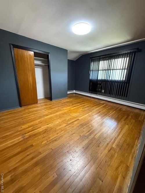 11 Edwards Pl, Valley Stream, NY, 11580-3105 | Card Image