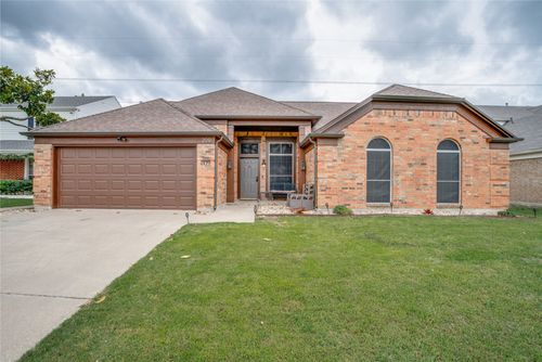 209 Commonwealth Cir, Grand Prairie, TX, 75052-3355 | Card Image