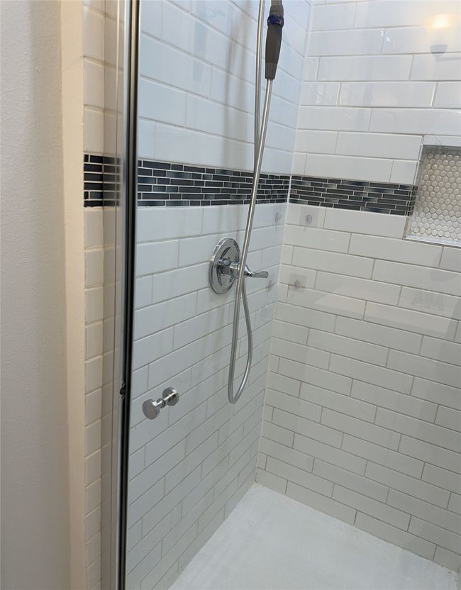 Primary shower with sprayer | Image 22