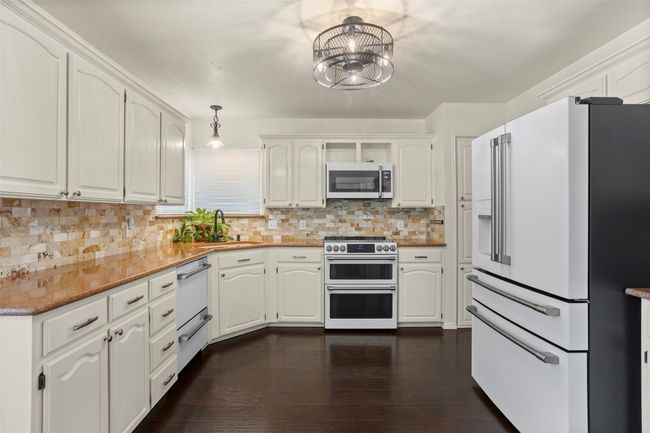 230 Bent Tree Trl, House other with 3 bedrooms, 2 bathrooms and null parking in Burleson TX | Image 11