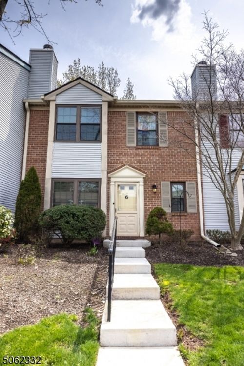 6 Lyon Ln, FRANKLIN PARK, NJ, 08823-1332 | Card Image