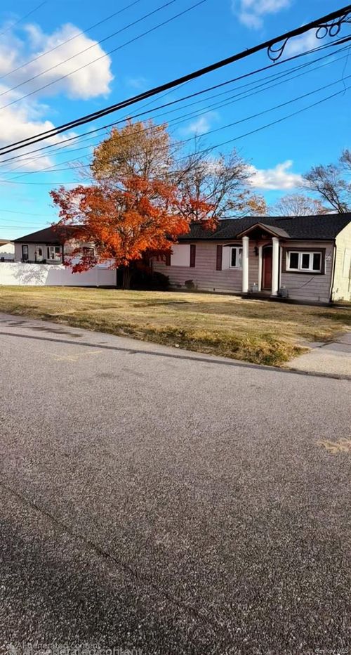 284 15th St, West Babylon, NY, 11704-2731 | Card Image