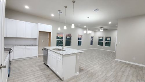 748 Crestview, Floresville, TX, 78114-1653 | Card Image