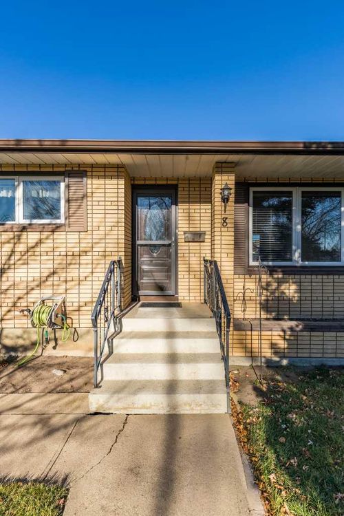 8 Ross Glen Green Se, Medicine Hat, AB, T1B1P8 | Card Image