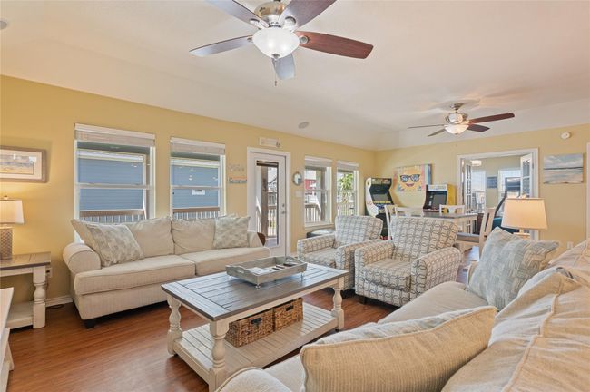 876 Kahla Dr, House other with 5 bedrooms, 2 bathrooms and 2 parking in Crystal Beach TX | Image 12