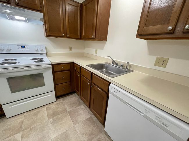 APT-34 - 11 Railroad Ave, Condo with 2 bedrooms, 1 bathrooms and null parking in Derry NH | Image 7