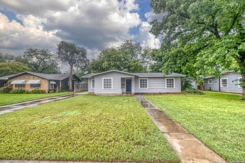 832 Maple St, Uvalde, TX, 78801-4707 | Card Image